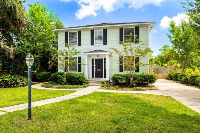 East Hill Manor with 2 Kitchens Near Beach & Downtwn