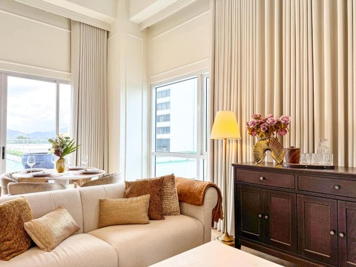 The Suite- Luxurious City Skyline