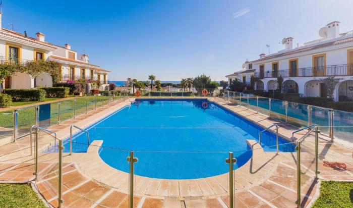 Few minutes walk to the Beach, Restaurants, Bars, Supermarkets and more!