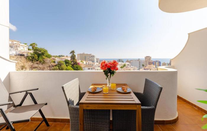 Gå nemt til Fuengirola strand, restauranter, butikker, padel og meget mere!