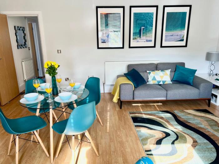 Between beach & shops - Private parking en-suite