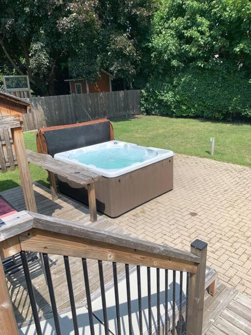 Appartment with Hot Tub and Backyard and Free Parking