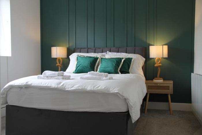 Colchester town and castle modern flat with kitchen & private parking