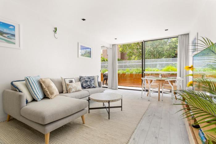 Sleek 2-Bed Apt Metres to Beach