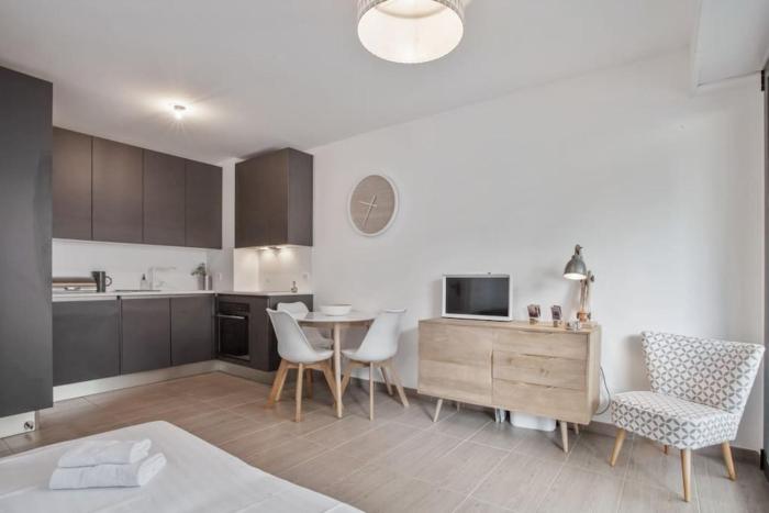 LE BAY SIDE plein cœur de Juan les Pins en bord de mer, pour familles ou petits groupes