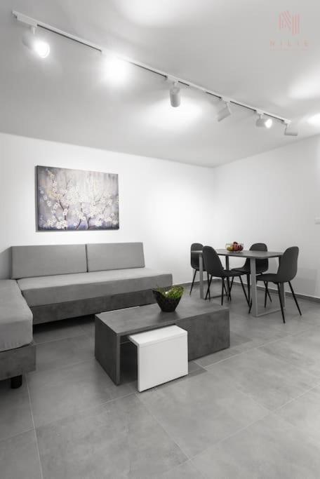 Consul, Nilie Hospitality MGMT