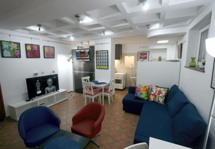 Warhol Apartment, quiet with Retro Pop Art Flair in Zvezdara, Beograd with workplaces and multiple beds