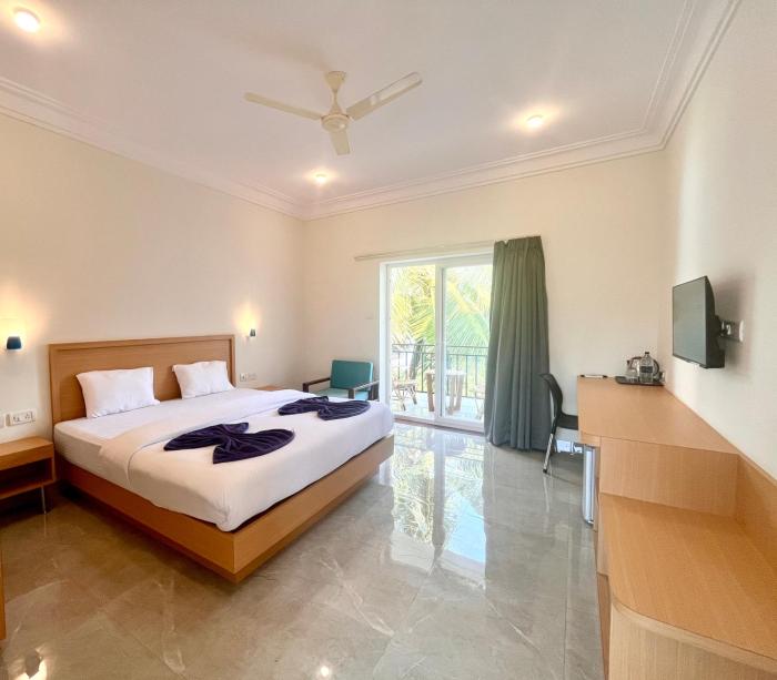 Morjim Sunset Guesthouse- Apartments with Kitchen & AC Rooms