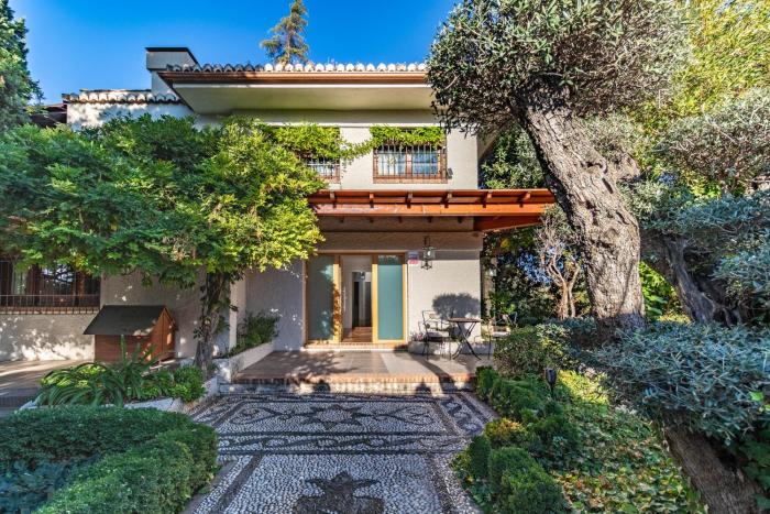 RentitSpain - Villa de Lujo Monzones - Piscina y Jacuzzi en Albolote