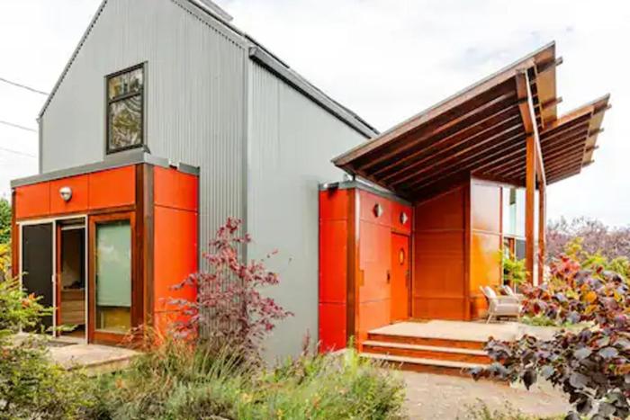 Award-winning home - view, yard, pets ok & office