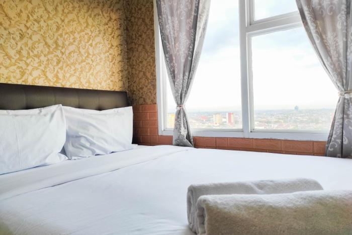 Luxurious and Comfy 2BR at Vida View Makassar Apartment By Travelio