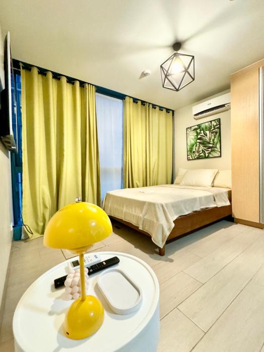 Cozi Modern 1br condo beside One uptown Mall BGC