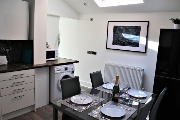 Victoria 4 bedroom Serviced House Short Lets - Near Northampton Gen Hosp & Town Centre