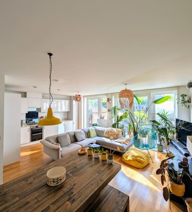 Modern East London Apt, 3 bedrooms, 2 Bathrooms