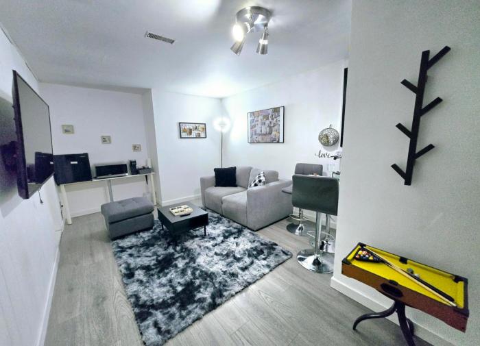 Private Cozy 1Br Basement Suite Perfect for Couple! With Date Bar for 2! Self Check-in, Private Parking