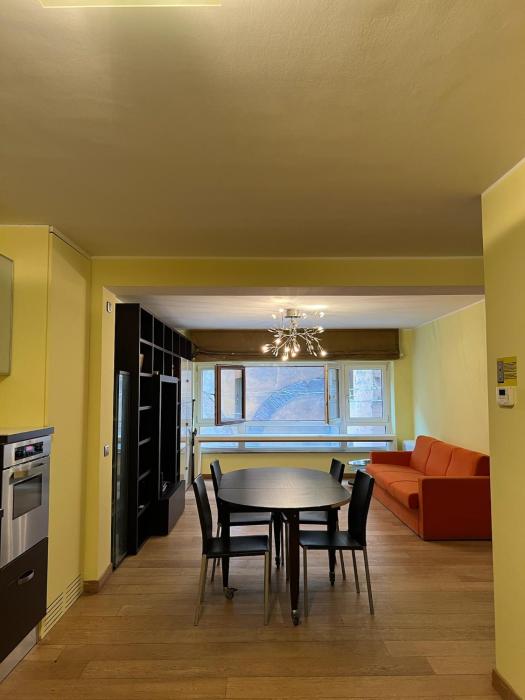 Maison under the towers