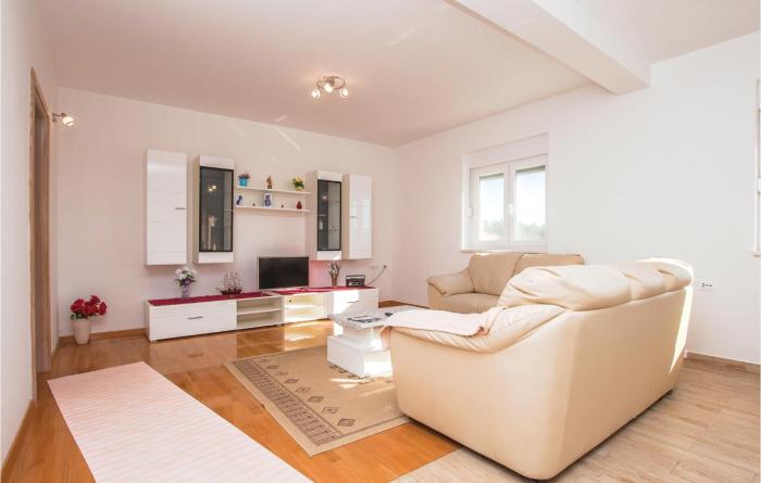 Four-Bedroom Apartment In Sibenik