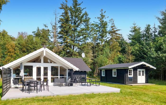 Lovely Home In Hals With Kitchen