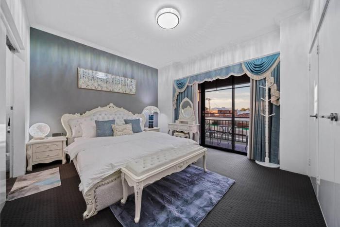 Luxury Villa 3BR 3Bath, Free Parking, Walk to Cafés, Shops & Train, Near City