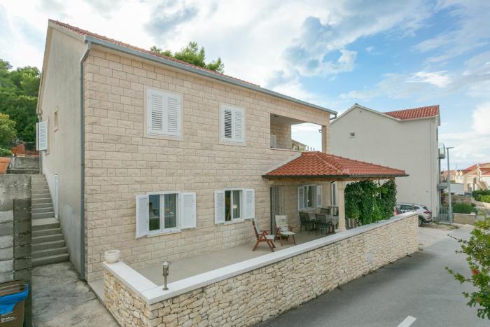 Apartments with parking space Postira, Brac - 2948