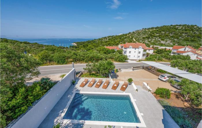 Cozy Apartment In Murter With Kitchen