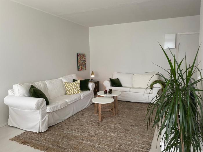 Valoisa kaksio puiston reunassa lähellä keskustaa