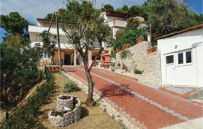 Awesome Apartment In Vlasici With Wifi
