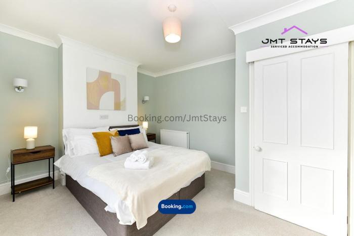 Premium Deal for Extended Stays by JMT Stays l 3BDR l Swansea Short Lets and Serviced l With Private Parking l Sleeps7