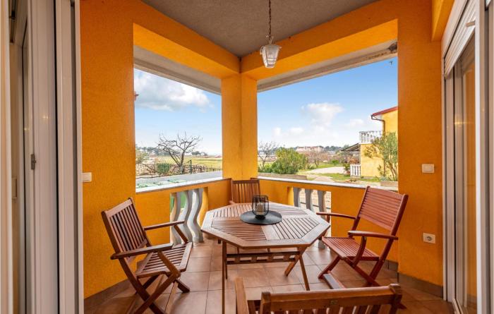 2 Bedroom Cozy Apartment In Privlaka