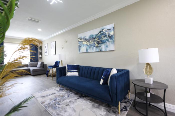 Walk to Stadium - 3BR King Bed Haven - Parking