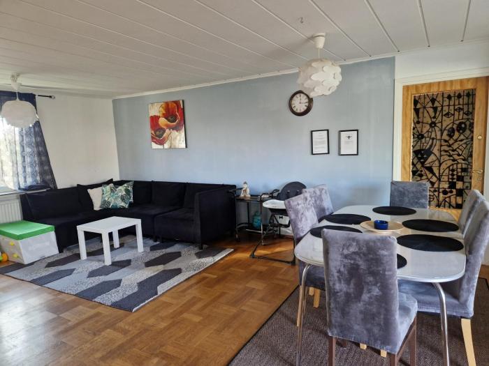 Villa med egen parkering. Möjlighet att boka från 1 och upp till 5 personer.