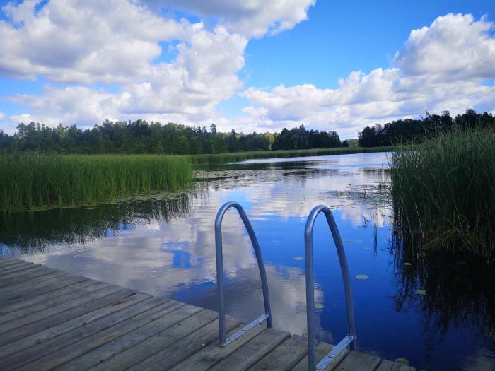 Dom nad jeziorem z prywatnym pomostem i linią brzegową