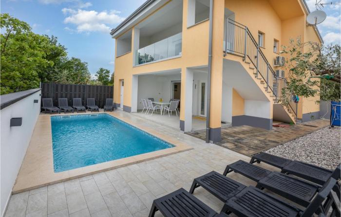 4 Bedroom Cozy Home In Betiga