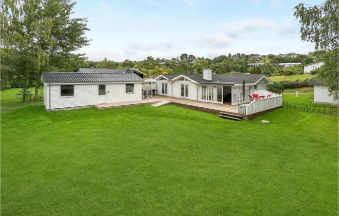 Nice Home In Ebeltoft With Kitchen