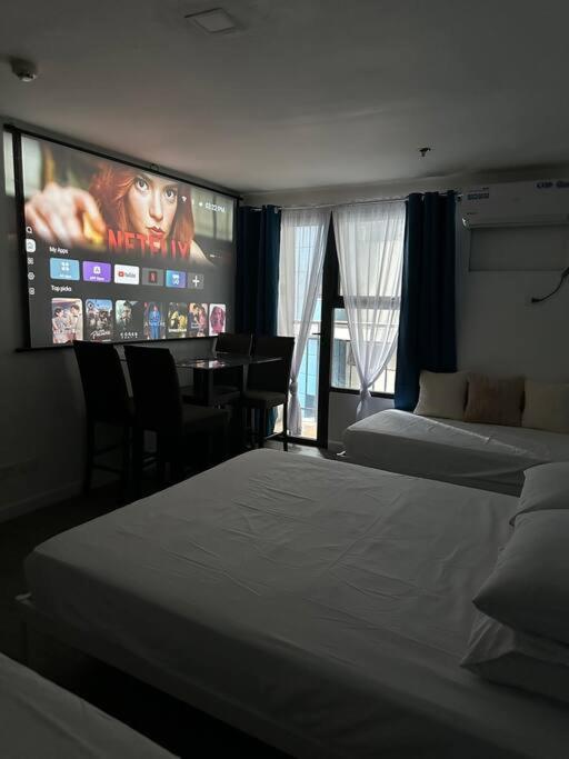 Studio w projector Wifi Netflix and pool access in ADB Tower Ortigas CBD