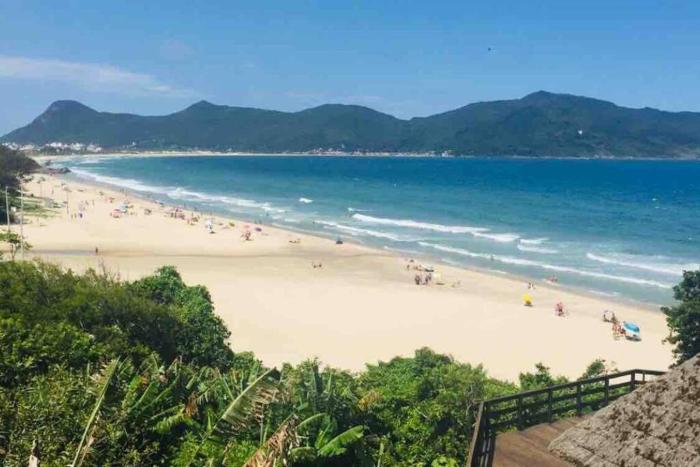 Casa na Praia da Solidão com sacada compartilhada