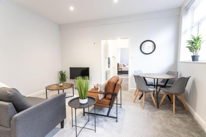 Flat B Commercial Road, 3 Bedrooms, Sleeps 5, Located in town centre