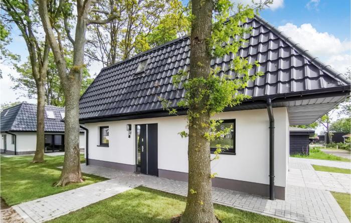 Beautiful Home In Den Oever With Wifi