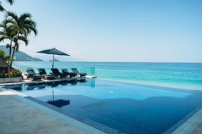 Full Floor Beachfront Luxury Apartment