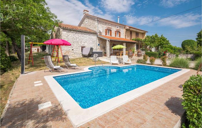 Amazing Home In Erzisce With Jacuzzi