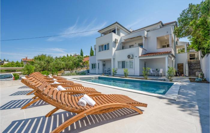 2 Bedroom Stunning Apartment In Murter