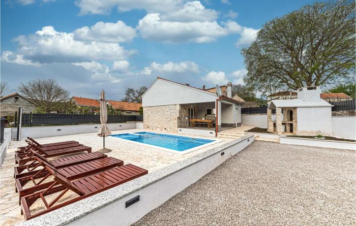 Awesome Home In Lecevica