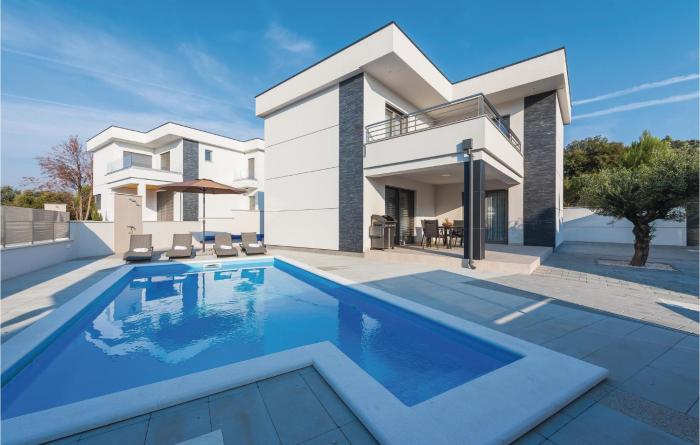 Three-Bedroom Holiday Home In Razanj