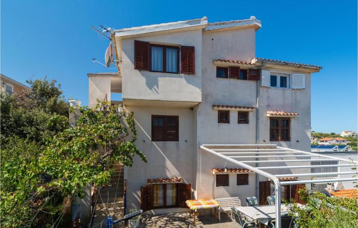 3 Bedroom Lovely Apartment In Sevid