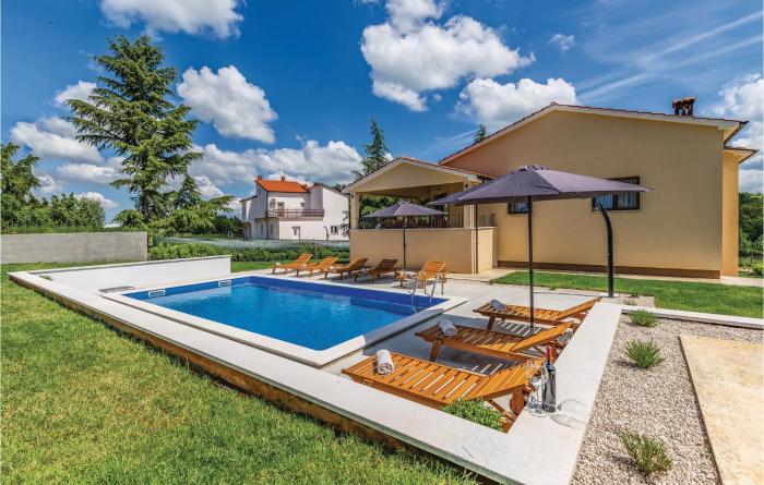 Four-Bedroom Holiday Home In Pazin
