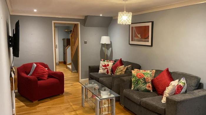 Warm and Homely 4 Bed house w big Garden & Parking