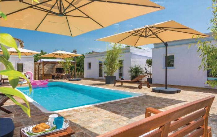 Ten-Bedroom Holiday Home In Petrcane