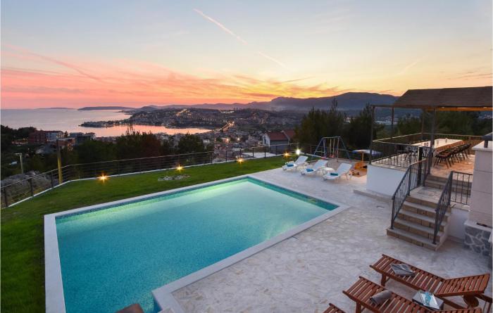 Six-Bedroom Holiday Home In Podstrana