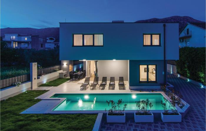 Five-Bedroom Holiday Home In Kastel Kambelovac