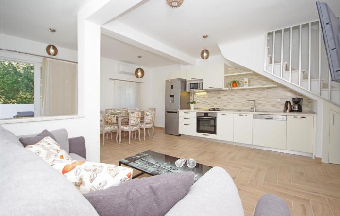 Three-Bedroom Holiday Home In Drvenik